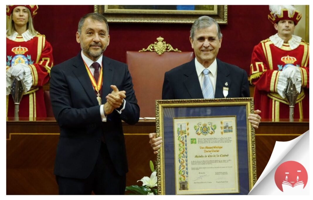 Santa Cruz hace entrega de la Medalla de Oro de la ciudad al divulgador Manuel Darias Darias
