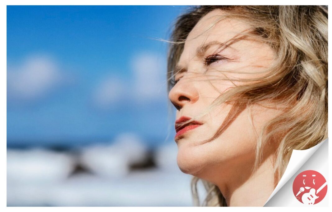 La artista residente en Tenerife, Sara Rioja, regresa con «Sin Ton ni Son», el adelanto de su nuevo disco