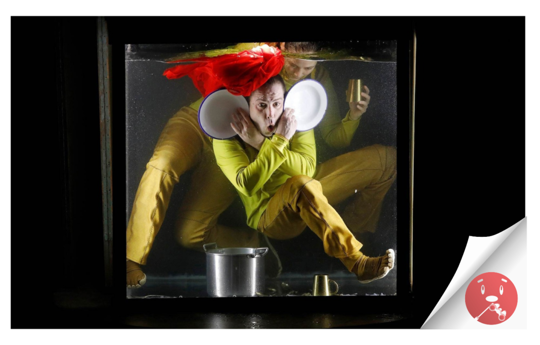 Con una enorme pecera en el escenario donde bucea una pareja de actores, llega a Tenerife la sorprendente ‘Bajau’