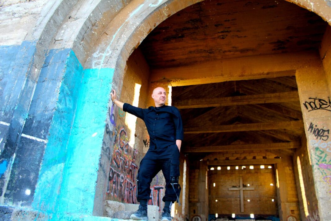 Quique Serra presenta ‘Oye papi’, su nuevo single con sonidos tech house y ritmos latinos