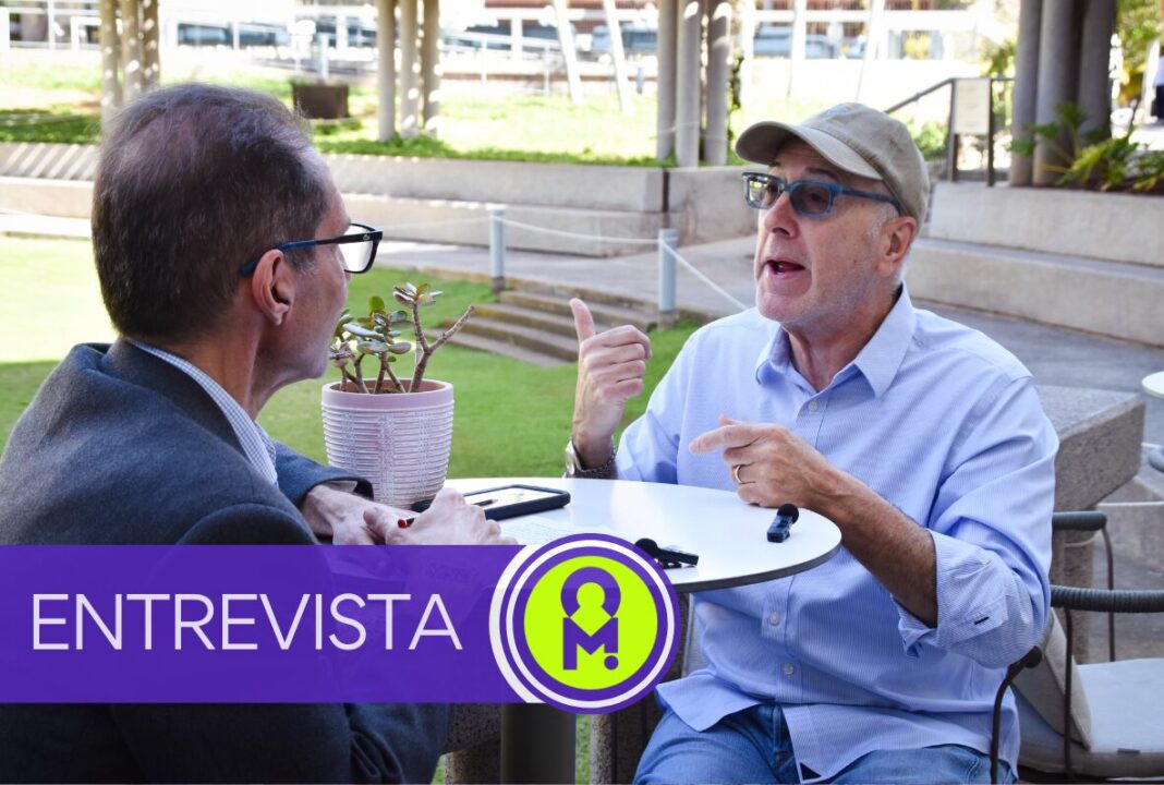 Desgranar al héroe y hacerle un traje a medida. Entrevista al guionista Steven E. de Souza