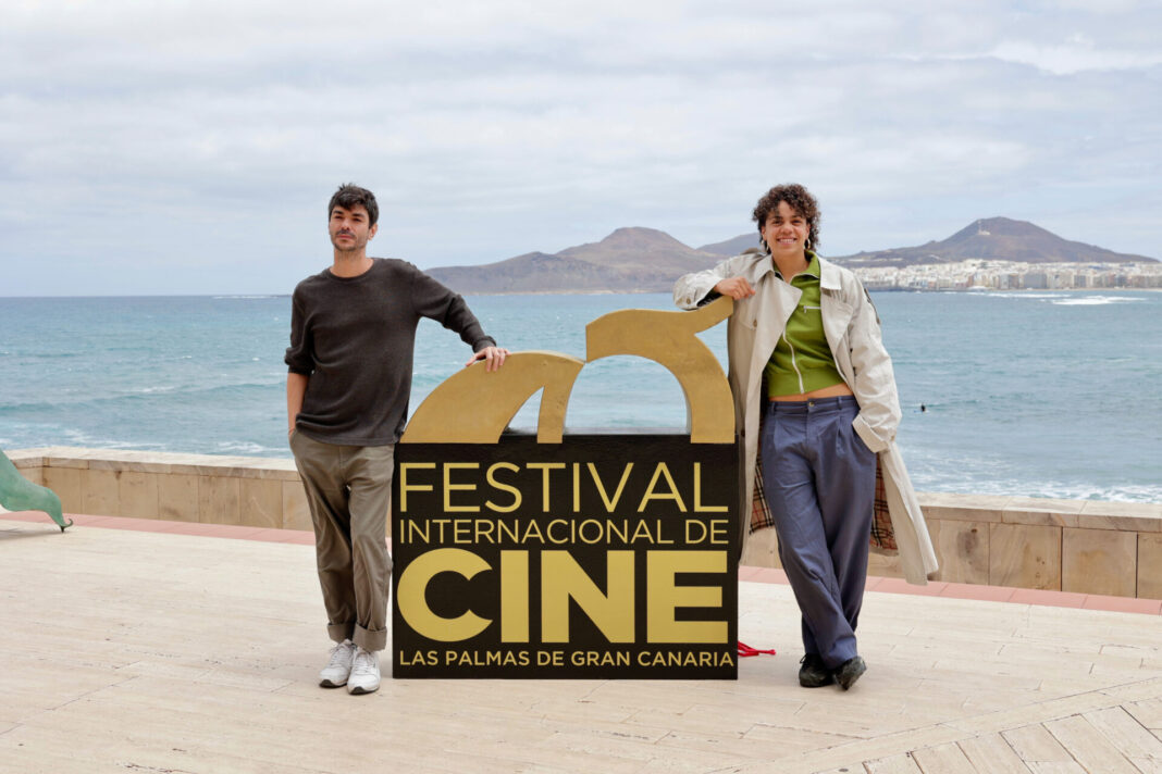 A nuestros amigos y De interés insular, premios Richard Leacock al mejor largo y al mejor corto, respectivamente