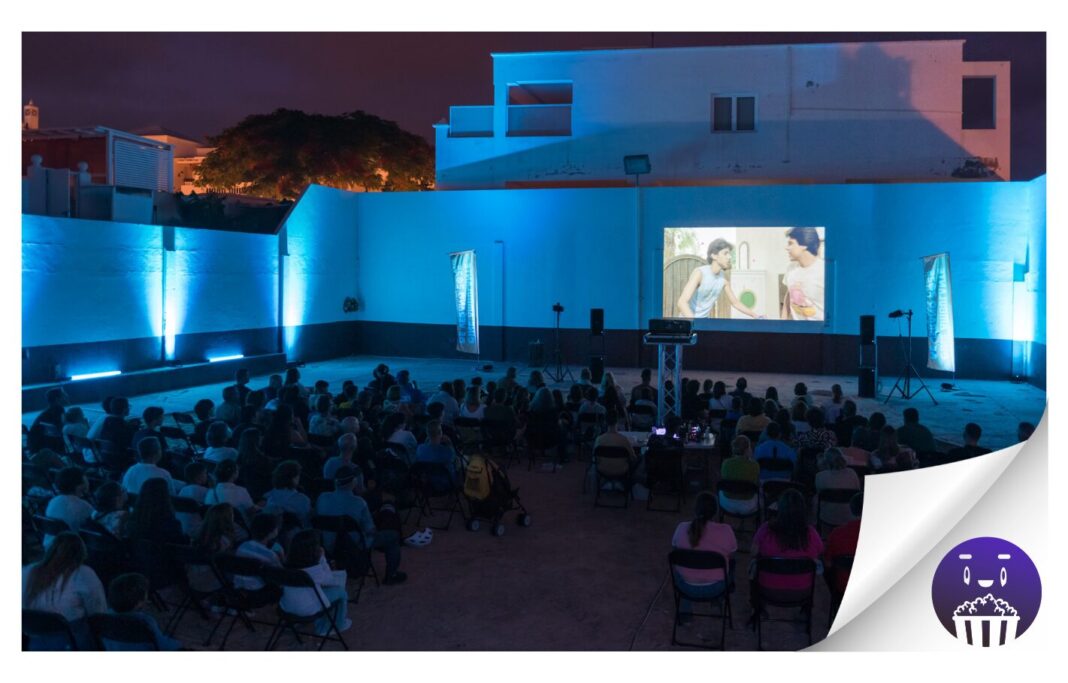 Tenique Cultural lleva el cine al aire libre a Famara en Lanzarote