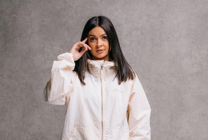 La británica Alisha protagoniza una nueva entrega de Essence en Papagayo Tenerife