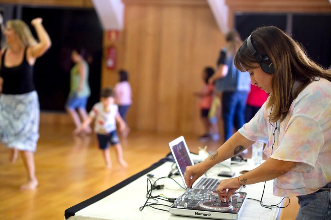 Música urbana y familias a cuerpo de fiestas matinales en el Teatro Leal